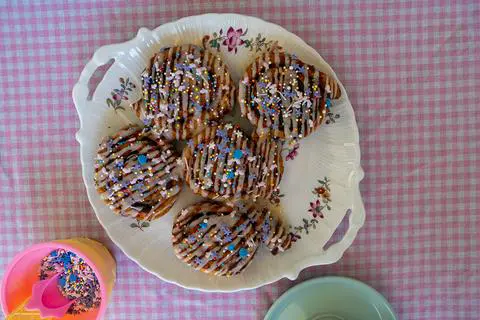 5 vegan cinnamon rolls on a plate.