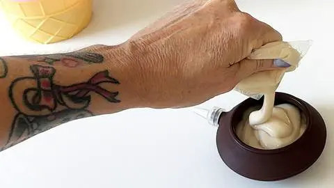 transferring cinnamon rolls icing to a decopen.