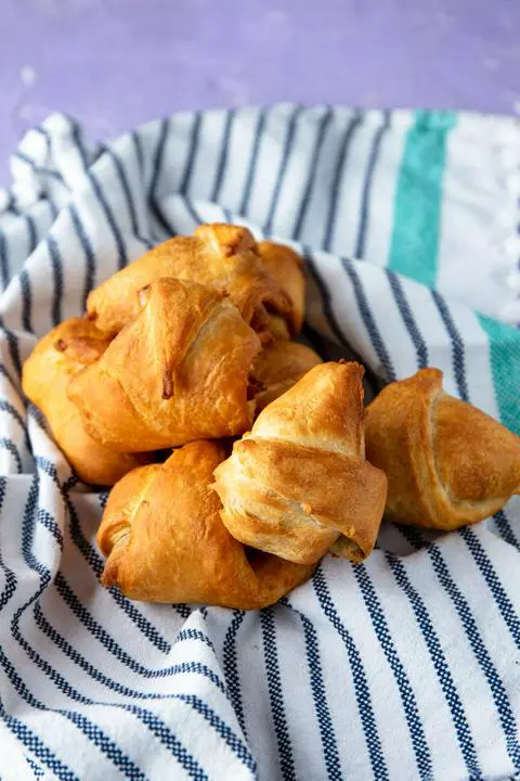 vegan cramosas (aka croissants stuffed with samosas)