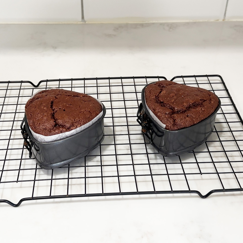 Cooling the baked cakes.
