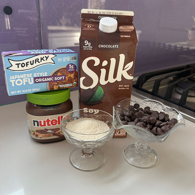 Ingredients you need to make the vegan nutella mousse.