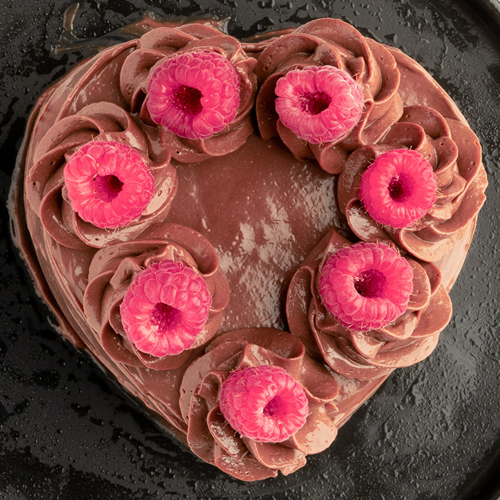 The top of the decorated raspberry nutella cake.