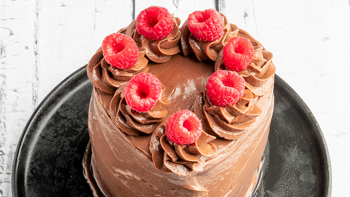 The top of the decorated raspberry nutella cake.