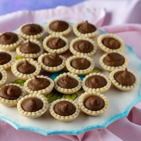 vegan pumpkin pie cookies that look like bite sized pumpkin pies