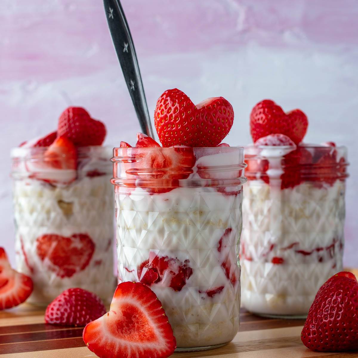 vegan strawberry shortcake parfaits in mini jam jars