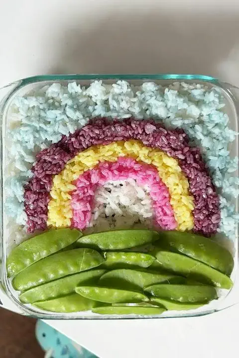 grass made of snow peas on the sushi casserole