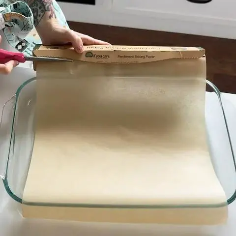 cutting parchment paper for the cake pan